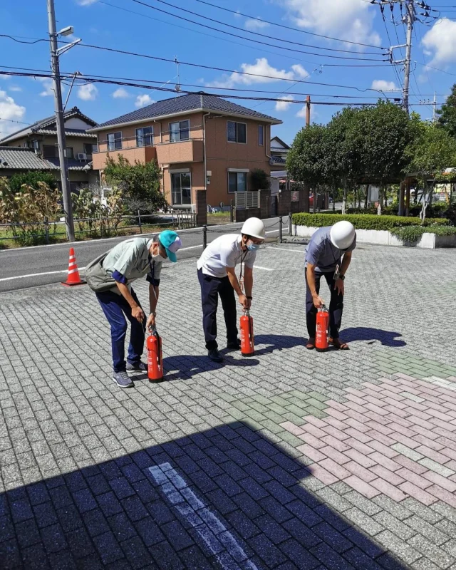 福祉会館事務局です。
小田原消防立ち会いの防災訓練を行いました。
今回は、火災を想定し初期消火や避難訓練、水消火器を使った消火訓練などを行いました。
会館をご利用中の方々にも参加頂き、ありがとうございました。
書面での想定と、実際の動きでは「もっとこうした方が…」など、色々と課題も合ったので今後も検討していきます。

また、小田原消防管内では年間2万件もの通報があるそうです。日頃から訓練を通じて予防に努めていきたいと思います。

#開成町
#社協
#福祉会館
#小田原消防
#防災訓練