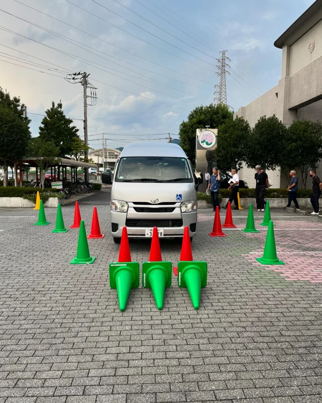 先日、社協スタッフ向けの安全運転講習会を開催しました。
普段の運転を振り返りながら、死角と内輪差についても学び直しました。

さて、問題です。
Q.車両の周りにあるカラーコーンは運転席から何色が死角になるでしょうか。

答えは「全てのカラーコーン」です。

車のサイズに関係なく、同じ位置が死角になることを体験出来ました。（運転席で少し背伸びしても見えなかったです💦）
動画は狭い道での、タイヤの切返しの実演です。

仕事やプライベートでも、安全運転を心がけたいですね🚗

#社協
#開成町
#安全運転
#トヨタレンタリース神奈川