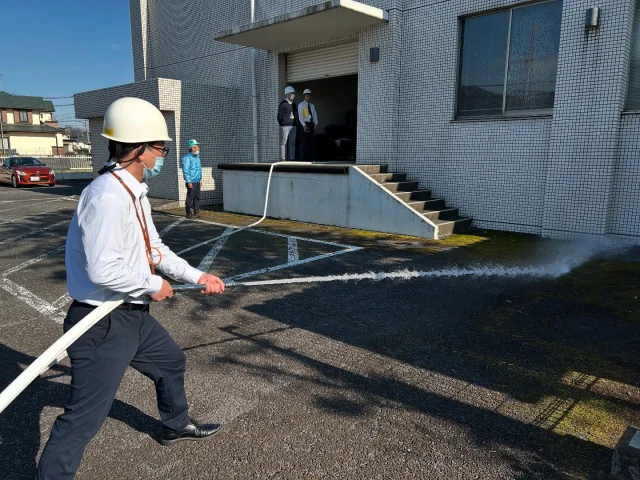 福祉会館で防災訓練を行いました。
今回は会館の消火栓を活用し、実際に水を出した送水訓練も行いました。
日頃の訓練が重要だ！と参加された利用者さんもお話されていました。
まだまだ、空気は乾燥しています。火の用心ですね🔥

#開成町
#社協
#防災訓練
#火災予防