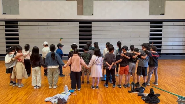 開成南小学校3年3組【スマイル計画】始動中！

「開成町に住む人や来る人たちを笑顔にさせよう」と1年間活動をしています。今回は福祉会館に来場された方々を笑顔にするため、この場所の飾付けや、福祉会館の外を清掃しました。
わたしたちの活動が笑顔に繋がったかを調べるためにアンケートにご協力ください。
よろしくお願いします。

こんなご依頼がありました😆
子ども達のおかげで福祉会館も綺麗になり、ボードも華やかになりました！
みんなありがとう😄

福祉会館をご利用される方は是非ご覧ください！

#開成町
#社協
#スマイル計画
#開成南小学校