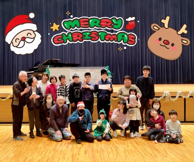 12月7日(日)開成町心身障がい児者と家族の会「かるがも」主催の、一足早いクリスマス会が開催されました🎄
マジックショーやコーラス、お楽しみゲームなど、笑顔あふれる楽しいひとときとなりました✨

#開成町#開成町社協