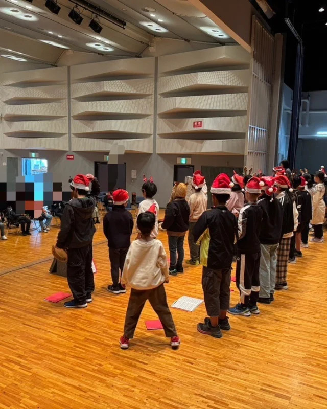 12月12日（金）開成町福祉会館に笑顔を届ける開成南小学校の児童たちが来てくれました！
4年2組は歌で観客を笑顔にし、3年3組は飾りつけや会館の清掃で来館する方を笑顔にしようと作戦が進行中です。
今後来館予定の方は、ぜひ3年3組の作品ときれいな開成町福祉会館の外観をご覧ください。

＃開成町
＃社協
＃開成南小学校
＃笑顔