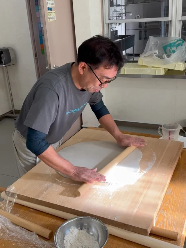 毎年恒例〈事務局長のそば〉

今年は職員全員でいただきました😆

数日前に突然、ある職員が「今年はそば食べたい」と言ってしまったばかりに、局長は前日から準備する羽目にw

美味しくいただきました！ありがとうございます。

午後の洗車も頑張れました😄

さて、本日で社協は仕事納めです。
1年間、色々な方に支えていただき、無事に1年過ごすことができました。
ひとえに皆さまのおかげです。誠にありがとうございました。

それでは、良いお年をお迎えください。

#開成町
#社協
#そば打ち