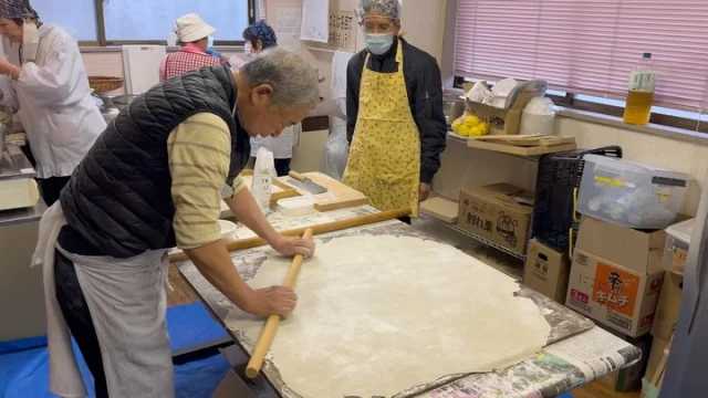 12月24日(水)に中家村自治会とおたがいさまネット中家村の共催で年越し蕎麦が振舞われました。
中家村では毎年の恒例行事になっている当サロンにはたくさんの地域住民の方が来館されました。
午後は地域の小学生も加わり、e-スポーツなどでみんなが笑顔になる世代間交流の場となりました。
#開成町
#社協
#社会福祉協議会
#中家村
#おたがいさまネット中家村