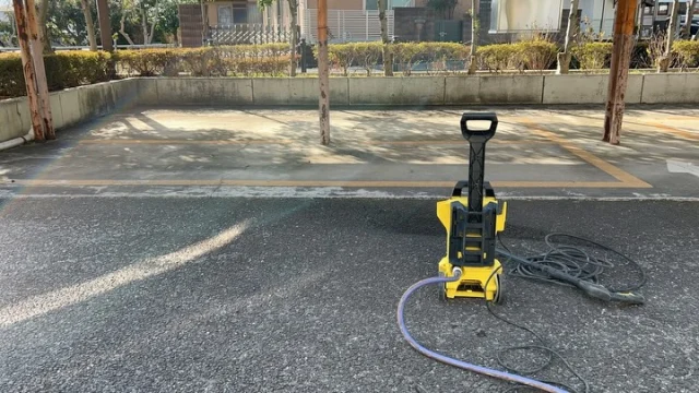 広報Yです！

違うんです。こんなはずではなかったんです。

本当は汚れた駐輪場が綺麗になってく様子を撮りたかったんです…
撮影って難しいですね🤣

さて、少し前のことではありますが、開成町ではどんど焼きが行なわれていました。
どの地区も大きな櫓をたてておられ、準備も大変そうでしたが、無事に終えることができたようです。

今年は、社協のことだけではなく、地域のことも少しづつ発信していこうと思いますので、引き続き応援よろしくお願いします！

#社協
#開成町
#高圧洗浄
#どんど焼き