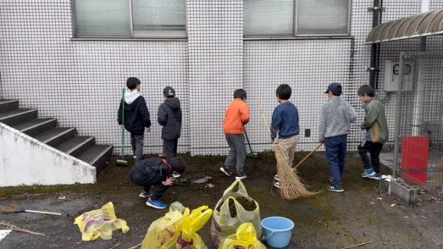 開成南小学校3年3組【スマイル計画】最終章！

お掃除隊と飾り付け隊の最後の活動が行われました。
飾り付けのあるボードにはアンケートも開催しています。
3年3組の活動で綺麗にかつ華やかになった福祉会館に、ぜひお越しください！

#開成町
#社協
#スマイル計画