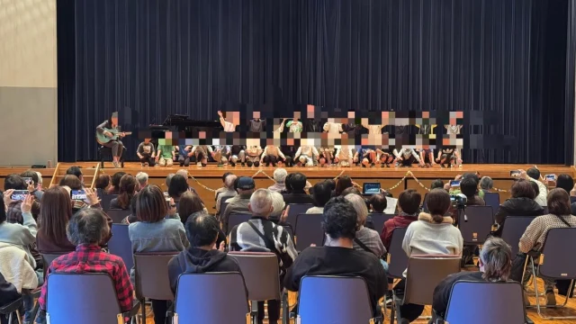 本日、開成南小学校4年生と5年生の児童たちが歌とお笑いの発表で来館してくださいました。
児童たちは「開成町の方々を笑顔にしたい」と本発表会を企画し、本日までたくさん練習をしてきたとのことでした。
集大成を町民に観ていただき、笑顔の絶えない発表会となりました。
参加者からは「すごい良かったです。」「涙ぐんじゃいました。」など多くの感想が寄せられました。

＃開成町
＃社協
＃笑顔
＃スマイル